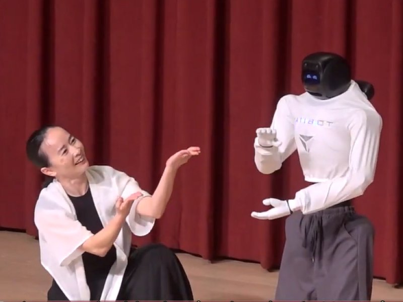 上緯投控子公司上緯智聯發表「台智寶（TaiiBot）」人形機器人。(上緯提供)