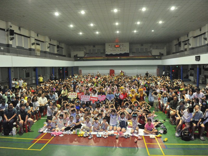 南亞攜手蘋果劇團舉辦廠鄉一家親活動 逾1,500人鄉親參與。（南亞提供）