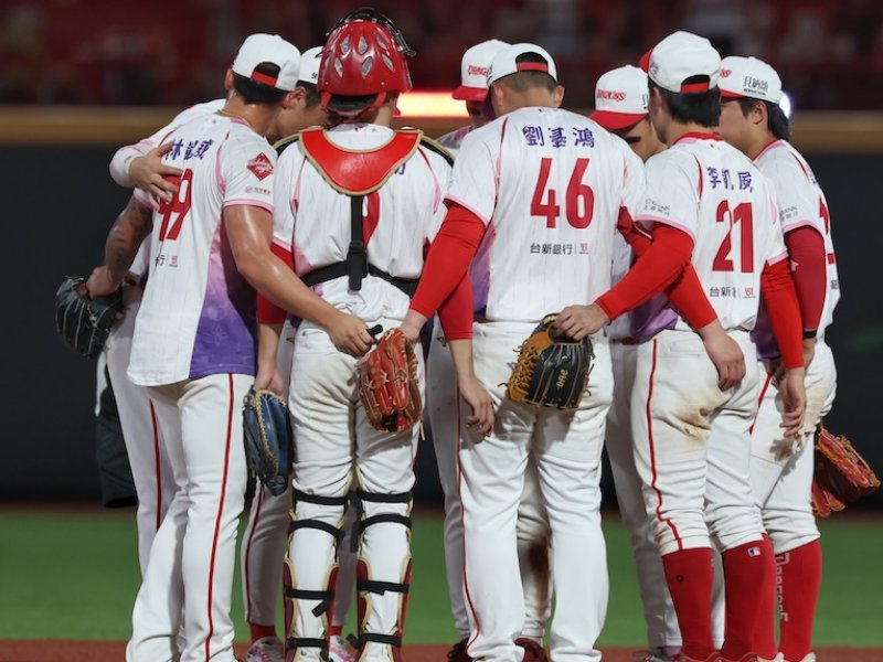 龍砲炸裂！ 3轟斬斷李東洺10連勝。（取自中職官網）