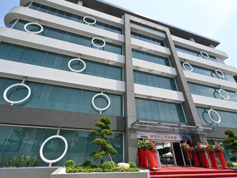 中鋼碳素屏南廠研發中心落成啟用 布局搶攻高端碳材料市場商機。（中鋼提供）
