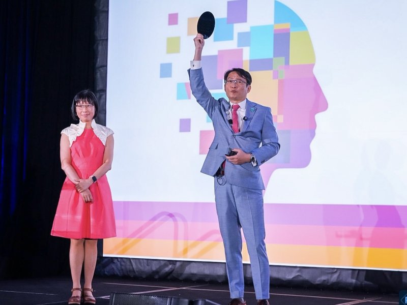 NEO Semiconductor 創辦人許富菖在FMS2026主題演講中，展示研發成功的全球首創3D DRAM POC晶片。（施振榮辦公室提供）