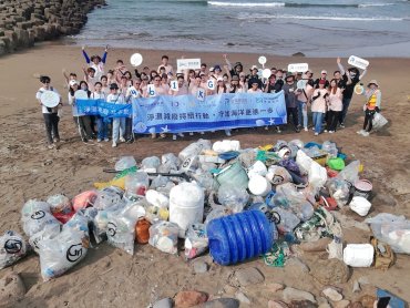 十年雲豹 給海抱抱 集團攜手淨灘清除461公斤海洋廢棄物