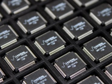 2027年高階AI加速器突破2500萬顆　ASIC出貨首超GPU、HBM與載板將成供應鏈瓶頸